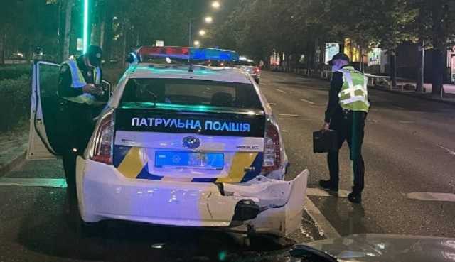 Нетрезвый водитель врезался в автомобиль патрульной полиции в Киеве - двоих правоохранителей госпитализировали