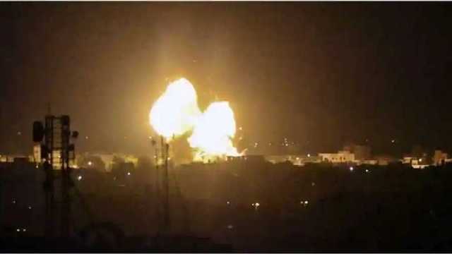 Израиль снова атаковал ХАМАС в ответ на их обстрел: видео авиаударов
