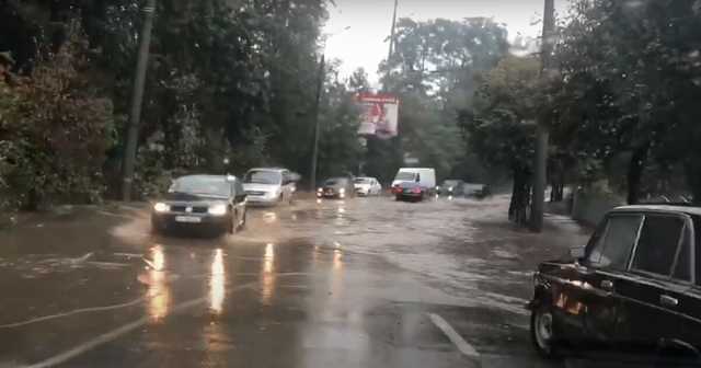 Черновцы накрыл сильный ливень