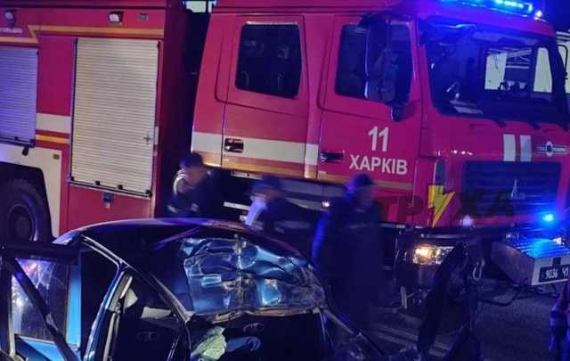 В Харькове авто на скорости влетело в бензовоз, водитель погиб на месте