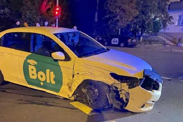 В Киеве таксист устроил ДТП после просьбы пассажирки повернуть: есть пострадавшие