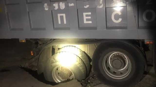 Под Киевом грузовик провалился в колодец газопроводной магистрали