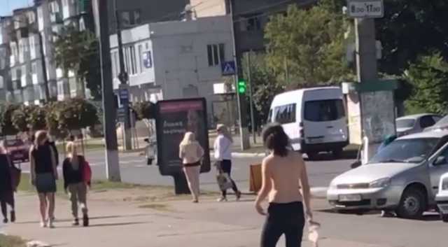 В Кременчуге девушка разгуливала топлес перед университетом