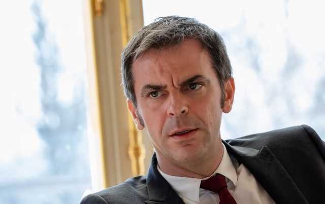 Во Франции отстранили от работы более 3 тысяч невакцинированных медиков