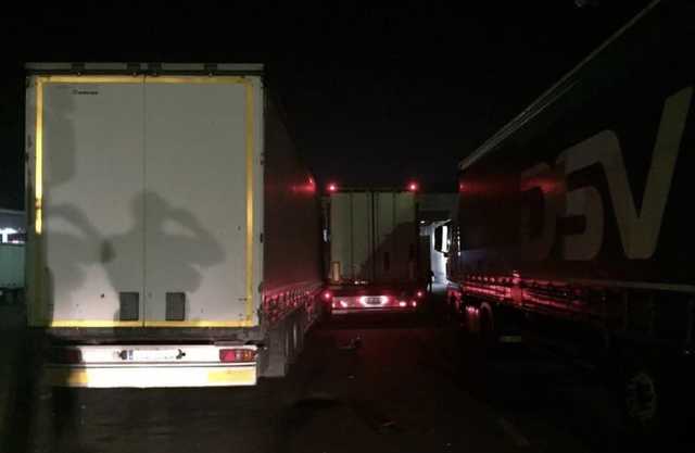 На Львівщині загинув водій, якого затиснуло між двома вантажівками