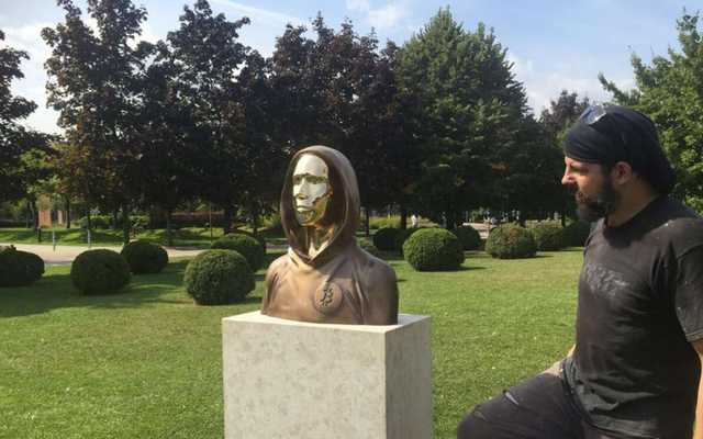 Узнай себя: в Венгрии установили памятник создателю биткоина