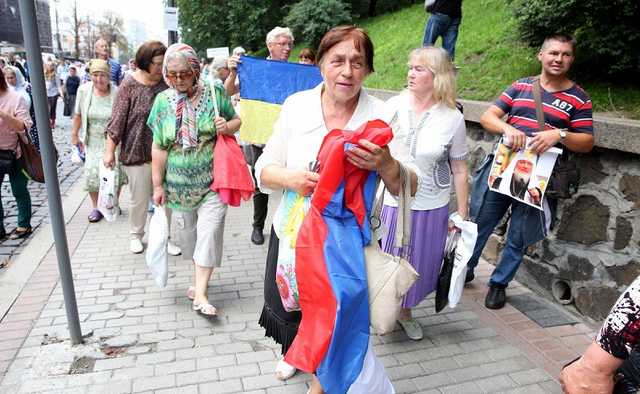 Самые бедные украинцы - русскоязычные сторонники РФ (опрос)