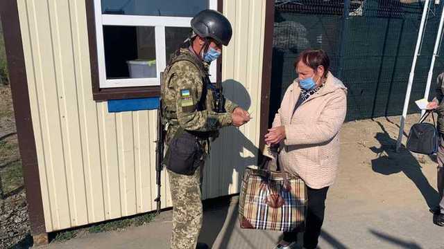 Оккупанты блокируют работу 6 из 7 КПВВ на Донбассе