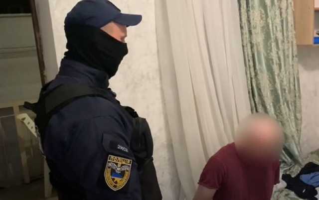 В Одессе мужчина из-за ссоры в магазине ударил двух прохожих ножом