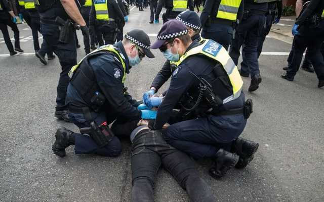 В Австралии акция против локдауна вышла из-под контроля: пострадали 10 полицейских