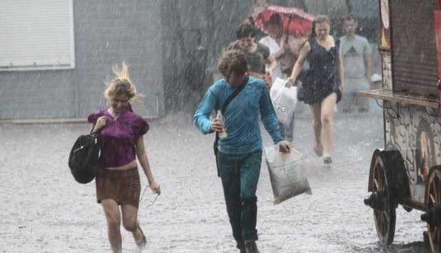 В Одессе сильный ливень затопил улицы: видео последствий непогоды