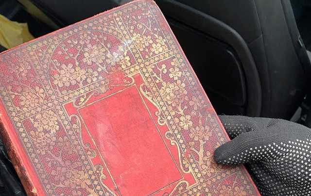 Австриец пытался вывезти из страны старинные книгу и картину, - Госпогранслужба