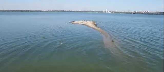 В Днепре посреди реки образовался остров: экологи назвали причину и предупредили об опасности