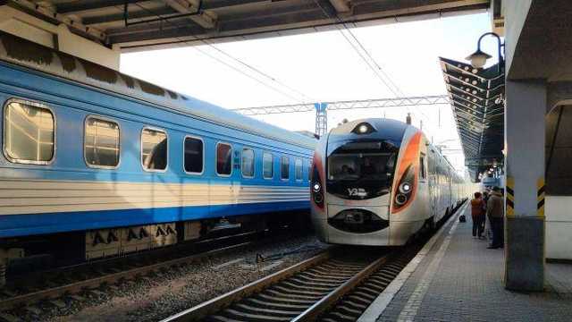 Поезд "Черновцы-Киев" меняет маршрут из-за обвала грунта