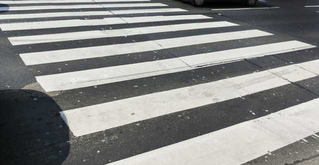 В Херсоне автомобиль сбил женщину с ребенком на пешеходном переходе