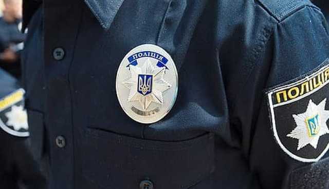 Видео с избиением мужчины группой неизвестных посреди дороги: харьковская полиция начала проверку