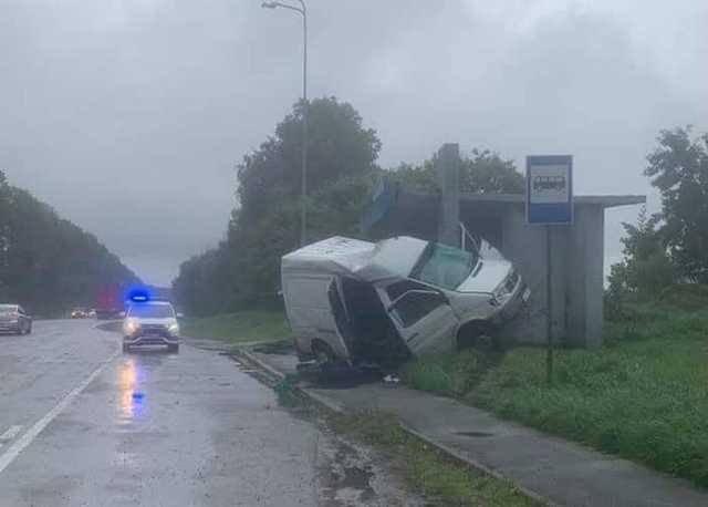 Микроавтобус врезался в остановку на Львовщине: один человек погиб, еще один травмирован