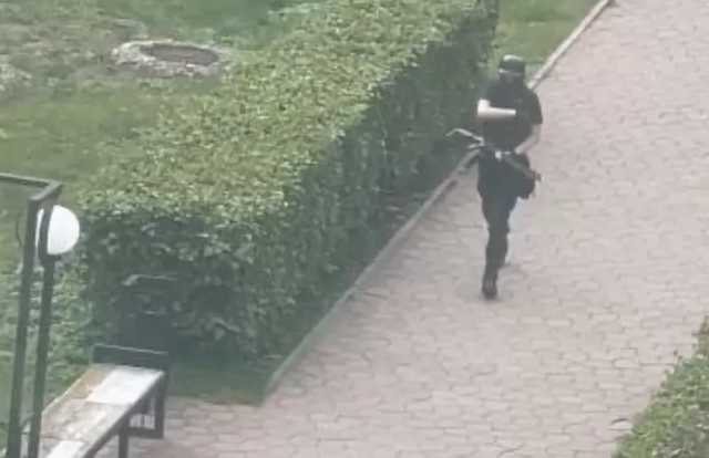 Силовики открыли ответный огонь: момент нейтрализации стрелка в Перми попал на видео