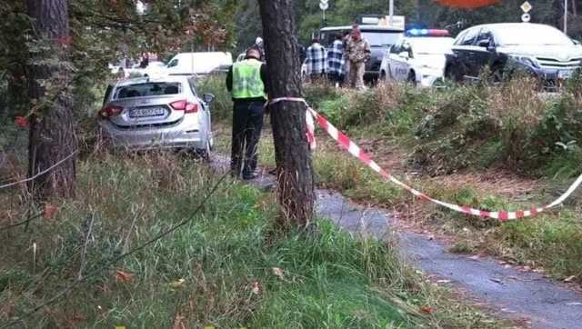 В Киеве после столкновения Chevrolet отбросило на остановку: погибла девушка