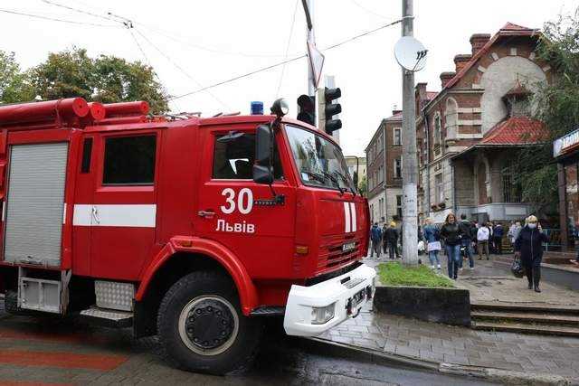 Во Львове случился пожар в поликлинике: людей эвакуировали