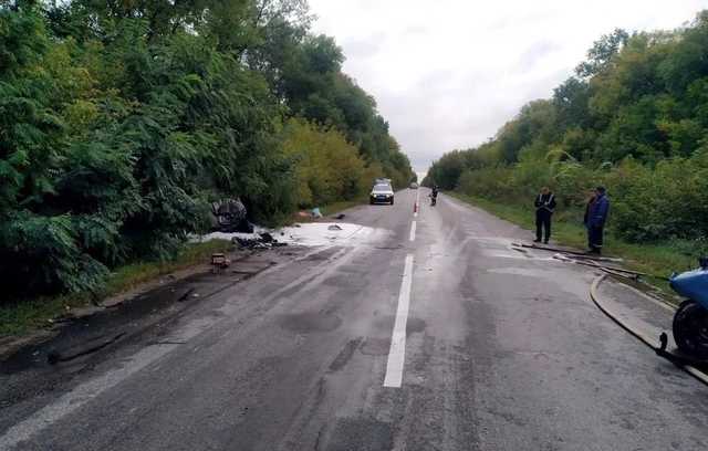 На Киевщине в результате ДТП сгорел Volkswagen: водитель погибла