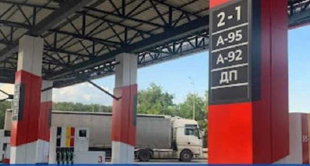 В Мукачеві молодик побив оператора АЗС та напав на поліцейських