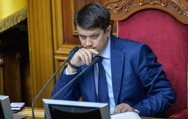Разумкова могут пригласить на следующее заседание фракции "Слуги народа", - Корниенко