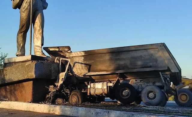 Адская смерть в Мариуполе: грузовик врезался в монумент, водитель скончался