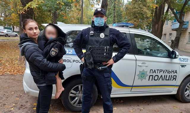 На Киевщине 2-летний ребенок без одежды бродил по улицам города