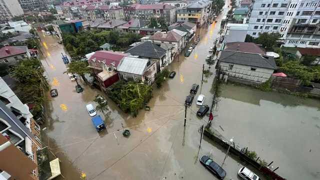 Курортное Батуми в Грузии затопили ливни: авто по фары в воде