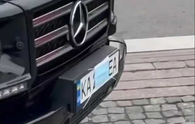 В Киеве водитель Mercedes прикрыл номера медицинскими масками: не хотел платить за парковку