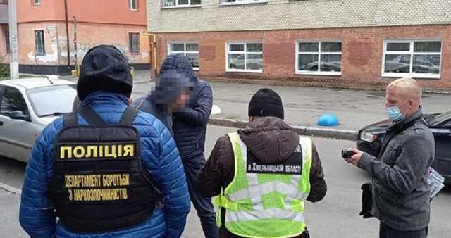 В Хмельницком педагог на переменах продавал амфетамин