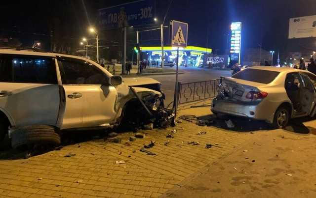 В Одессе водитель автомобиля Lexus устроил масштабное ДТП, есть пострадавший
