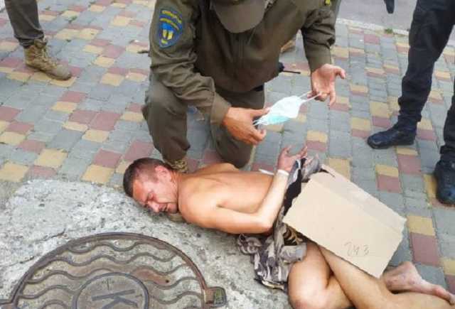 По Черноморску разгуливал голый мужчина