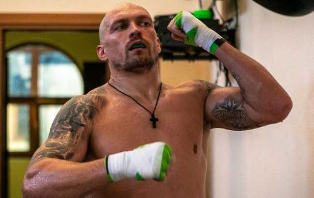 После победы Усик вернул пояса Джошуа: зачем он это сделал