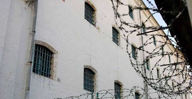 Инспектор СИЗО в Чернигове за бутылку бренди пронес наркотики арестанту