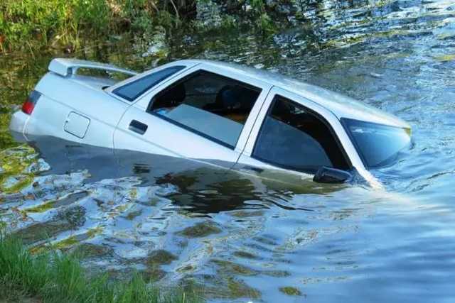 Смертельное ДТП в Полтавской области: момент заезда автомобиля в реку попал на видео