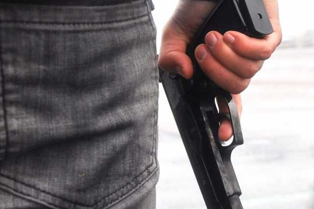 В Одессе 17-летний парень угрожал прохожим пистолетом, его задержали