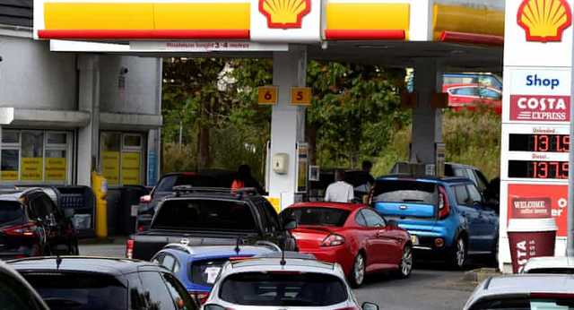 В Британии начали отправлять топливо на заправки в сопровождении армии