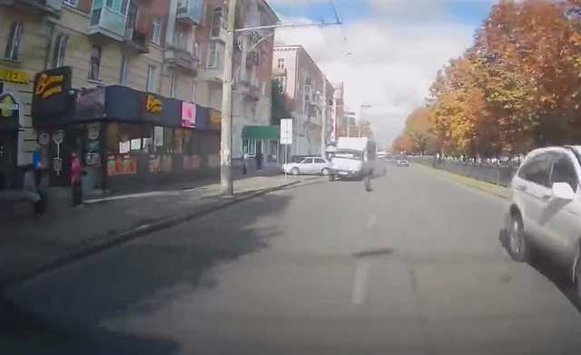 В Полтаве маршрутка на ходу потеряла два колеса: одно влетело в остановку