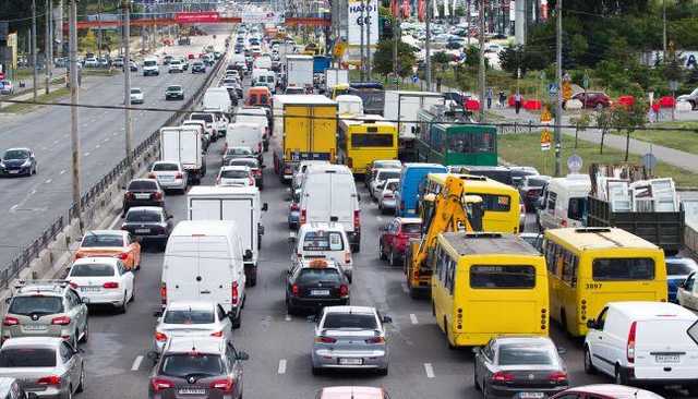 Движение в Киеве затруднено: город сковали пробки