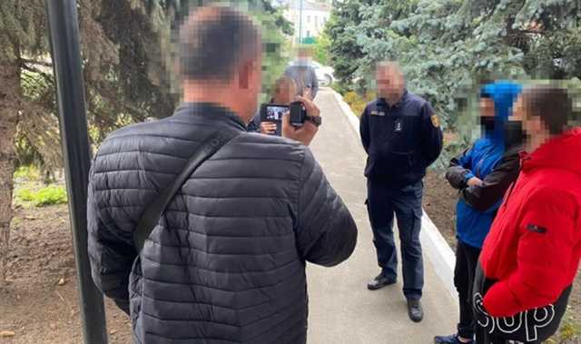 Чиновник на Сумщине пытался выбросить взятку в окно