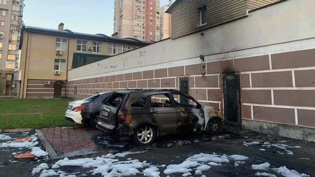 В Киеве на Оболони неизвестные сожгли машины работниц одного из ОСМД