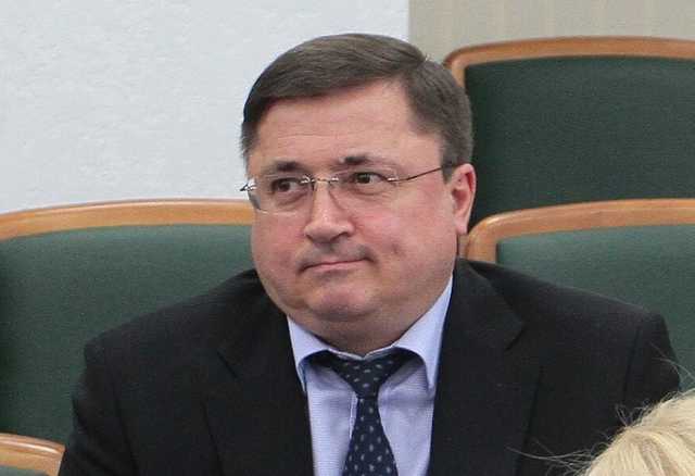 Судья Верховного суда Власов задекларировал «ценное имущество» – 1878 статуэток поросят