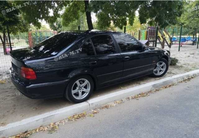 В Мелитополе владелец БМВ терроризирует жителей многоэтажки