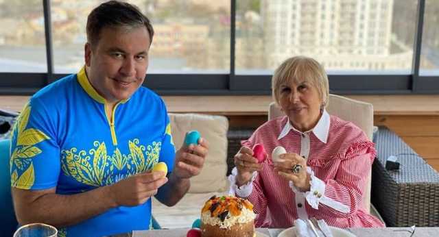 В Грузию прилетела мать Саакашвили