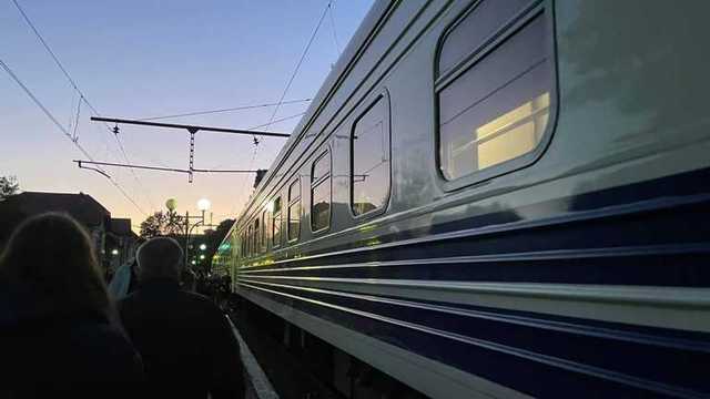 Журналистов снова пересадили из вагона, в котором ехали "слуги"