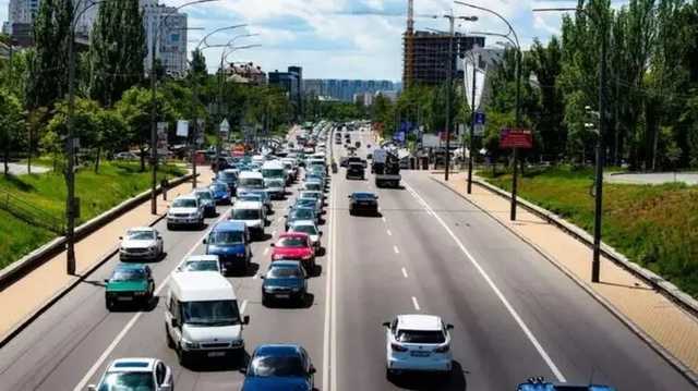 Утром в понедельник Киев сковали мощные пробки