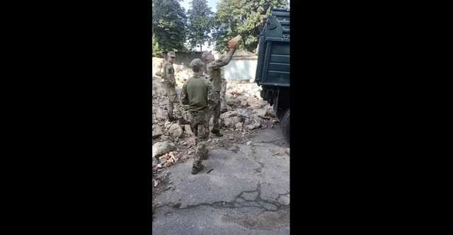 Морпехи друга Залужного снова грузят строительный мусор, вместо учебы