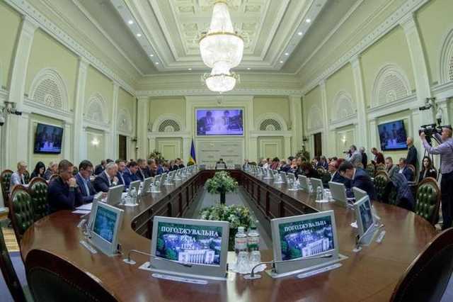 В знак протеста против Разумкова главы фракций покинули согласительный совет